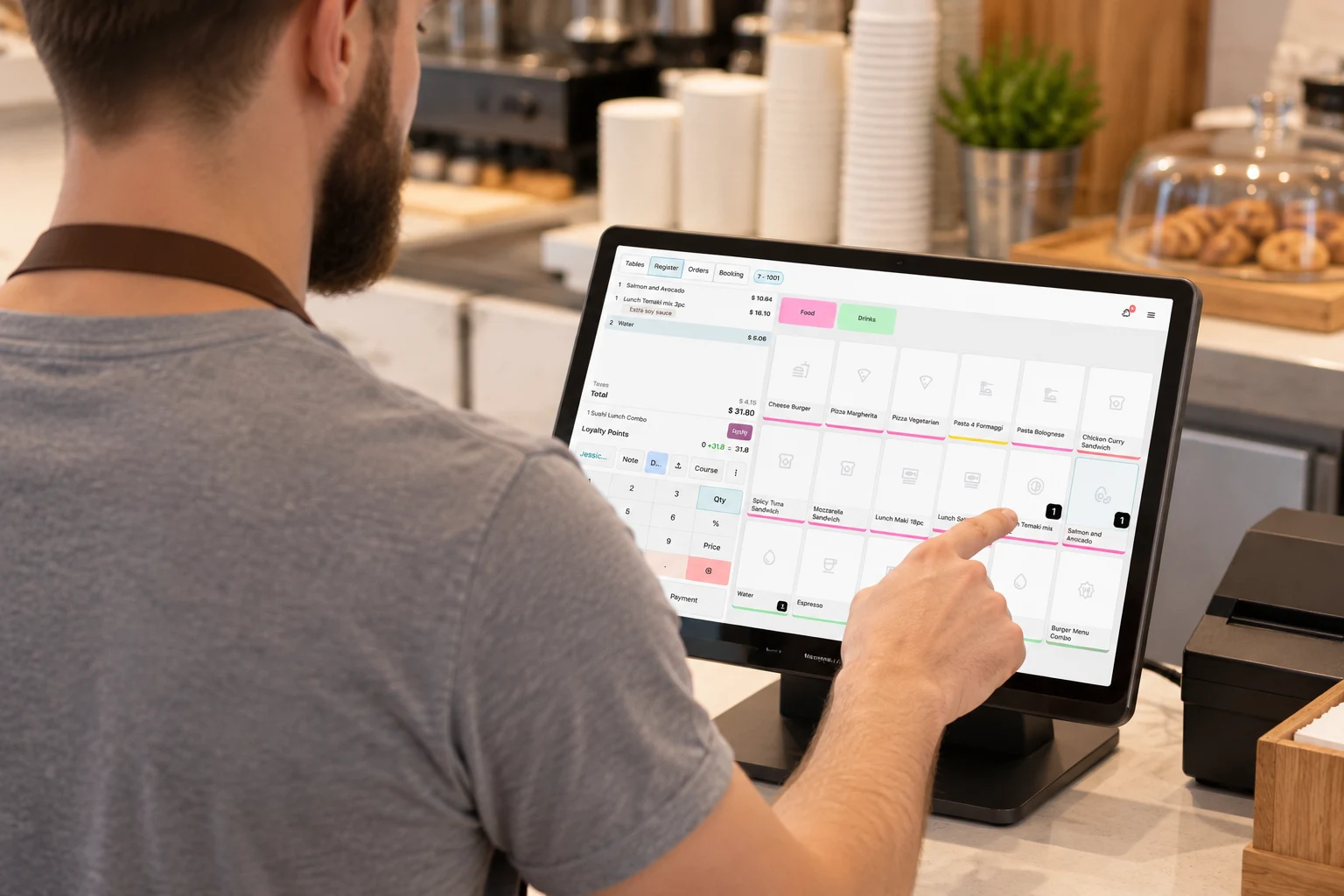 Operatore al banco cassa che utilizza il software Odoo POS su schermo touch